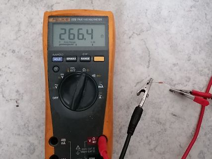Multimeter misst Widerstand eines Bauteils