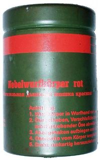 Grüner Behälter mit Aufschrift Nebelwurfkörper rot