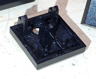 Schwarzes Kunststoffgehäuse oder Halterung