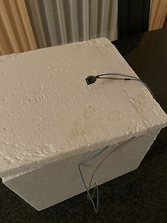 Kamera auf Styroporblock mit Kabeln