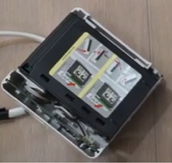 Geöffnetes Gerät mit zwei Batterien