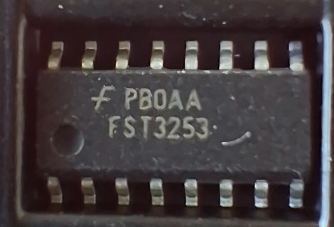 Nahaufnahme eines integrierten Schaltkreises FST3253