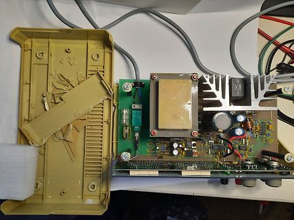 Innenansicht eines Netzteils mit Leiterplatte und Gehäuse