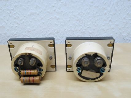 Zwei elektrische Bauteile mit Widerständen