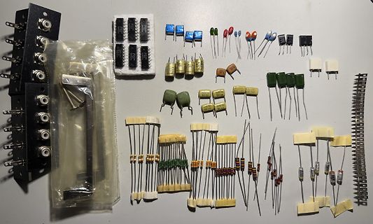 Verschiedene elektronische Bauteile auf weißem Untergrund