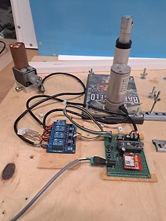 Elektronik-Versuchsaufbau mit Relaismodul und Mikrocontroller