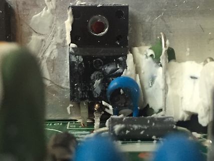 Leistungs-Transistor auf Leiterplatte mit weißer Vergussmasse