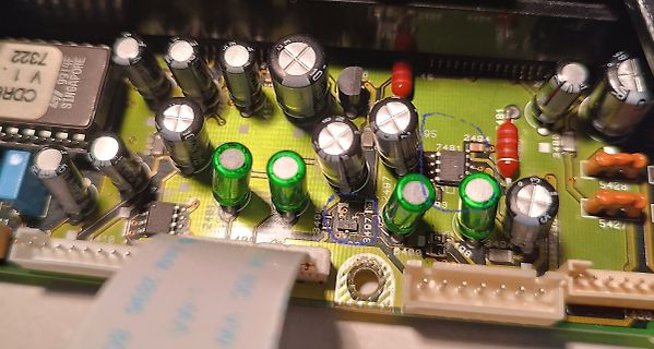 Nahaufnahme einer Leiterplatte mit Elektrolytkondensatoren