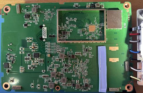 Nahaufnahme einer grünen Leiterplatte mit SMD-Bauteilen