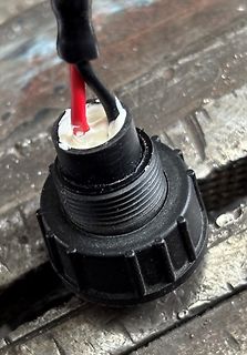Kabelanschluss mit weißer Vergussmasse