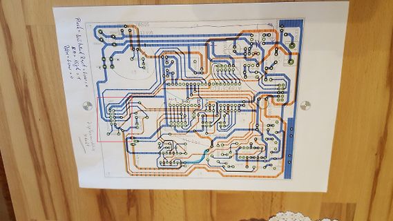 Foto eines ausgedruckten PCB-Layouts auf Papier