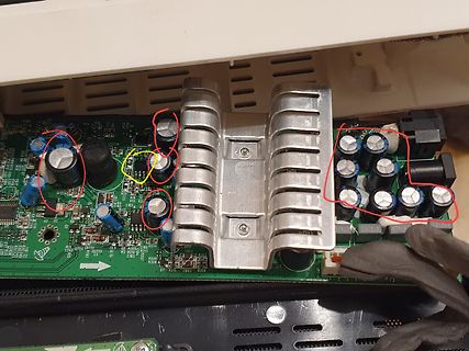 Leiterplatte mit markierten Elektrolytkondensatoren und Kühlkörper