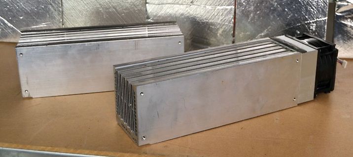 Zwei Aluminium-Kühlkörper mit Lüftern