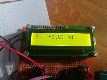 LCD-Display auf Lochrasterplatine mit Verkabelung