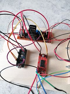 Elektronik-Aufbau mit Arduino und Leiterplatten auf Holzbrett