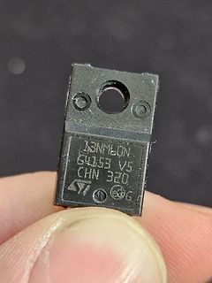 Elektronikbauteil mit ST-Logo