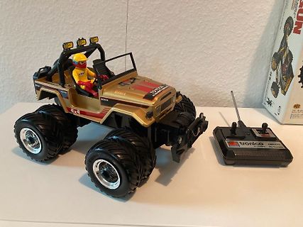 RC-Geländewagen mit Fernbedienung