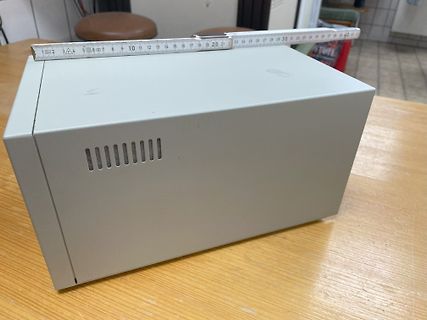 Graues Metallgehäuse mit Maßband