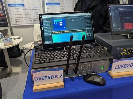 Messgerät DEEPSDR 2 mit Monitor und Tastatur auf Messestand