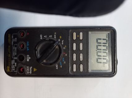 Digitalmultimeter mit Messwert 0000 nF