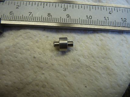 Metallbauteil neben Lineal