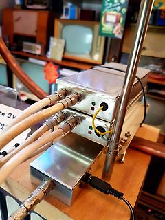 Elektronikgeräte mit Kabeln auf Holztisch
