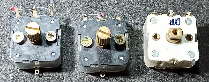 Drei Potentiometer auf dunklem Untergrund