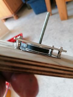 Mechanischer Aufbau mit Gewindestange auf Holzbrett