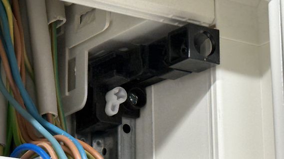 Nahaufnahme von elektrischen Leitungen und einer schwarzen Kunststoffkomponente