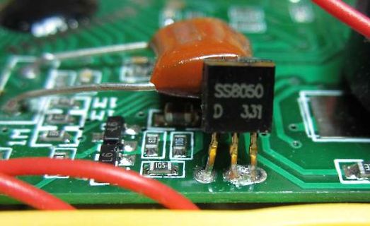 Nahaufnahme einer Leiterplatte mit Transistor SS8050