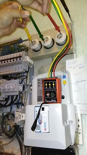 Phasenprüfer an Elektroinstallation