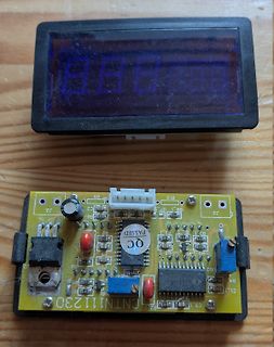 Leiterplatte mit LCD-Display auf Holzuntergrund