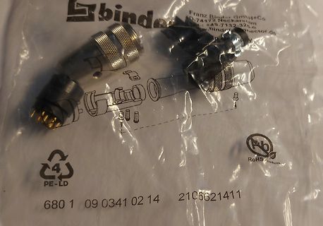Steckverbinder in einer Plastikverpackung