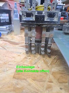 Elektromechanisches Bauteil auf Holzuntergrund