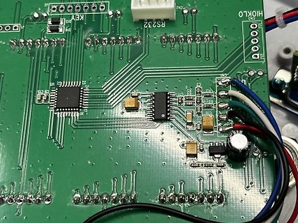 Nahaufnahme einer grünen Leiterplatte mit elektronischen Bauteilen