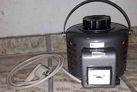 Transformator mit Voltmeter und Netzkabel
