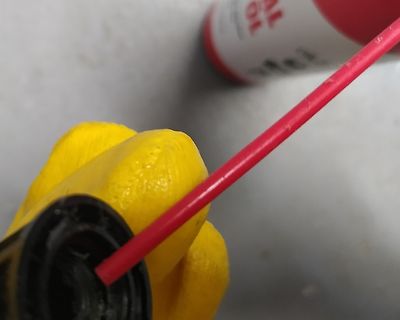 Rote Messleitung in schwarzem Anschluss