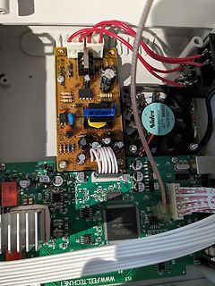 Innenansicht einer elektronischen Platine mit Netzteil und Lüfter