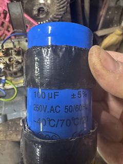 Blauer Elektrolytkondensator mit Beschriftung