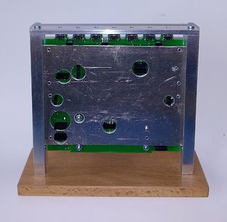 Elektronikgehäuse auf Holzsockel