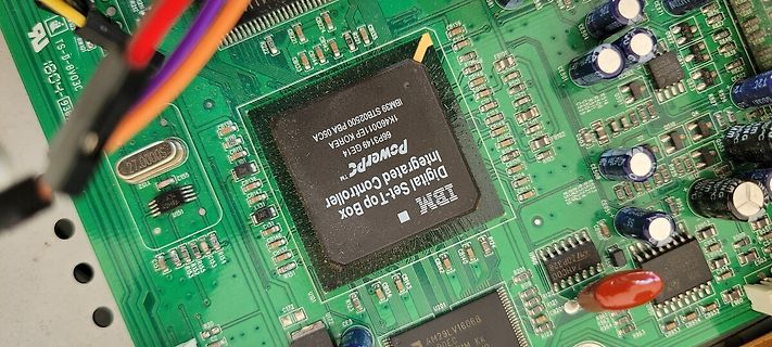Nahaufnahme eines IBM PowerPC Integrated Controller auf Leiterplatte