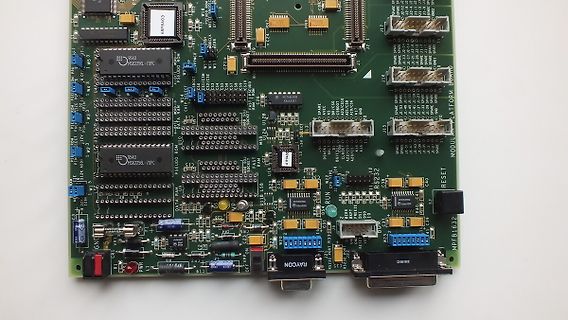 Leiterplatte mit integrierten Chips und Steckverbindungen