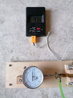 Digitalthermometer und Manometer an Versuchsaufbau