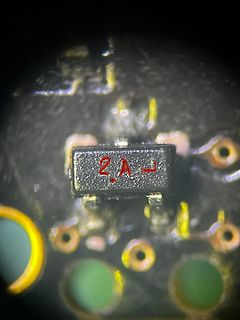 Makroaufnahme eines SMD-Bauteils auf Leiterplatte