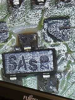 Nahaufnahme eines Bauteils mit Aufschrift SAS2