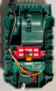 Innenansicht eines elektronischen Geräts mit Leiterplatte