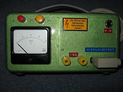 Prüfgerät mit Analoganzeige und Warnaufkleber