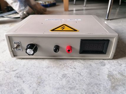 Labornetzgerät mit Display und Schalter