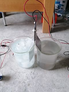 Versuchsaufbau mit Bechergläsern, Eis und Metallstab