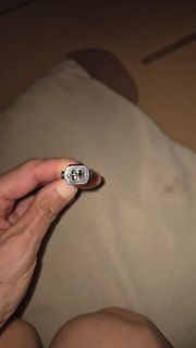 Hand hält einen kleinen schwarzen Stecker